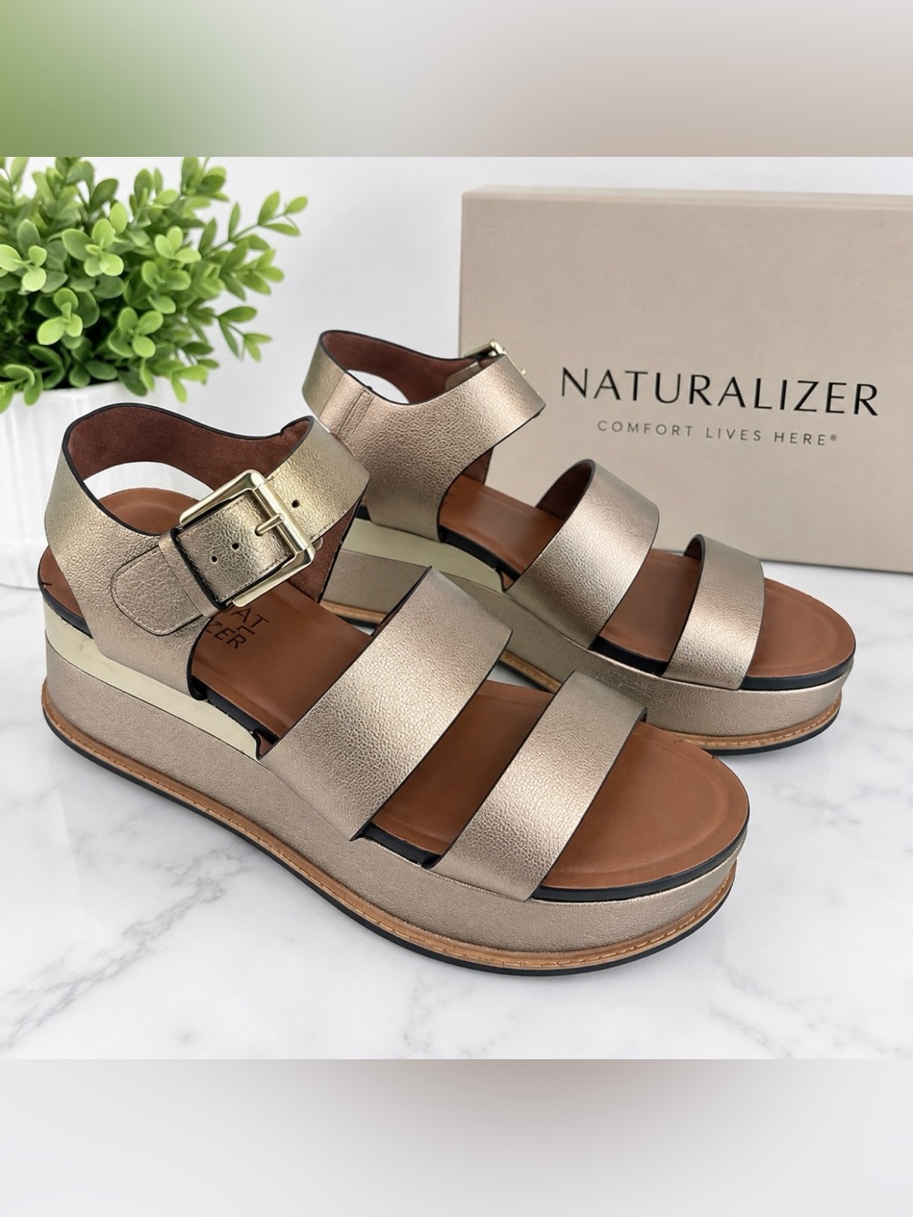 Naturalizer Women Metallic Gold Wide-Strap Platform Sandals with Buckle Size 9